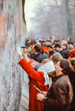  Mit Hammer und Meißel schlagen Mauerspechte Betonstücke aus der Berliner Mauer.