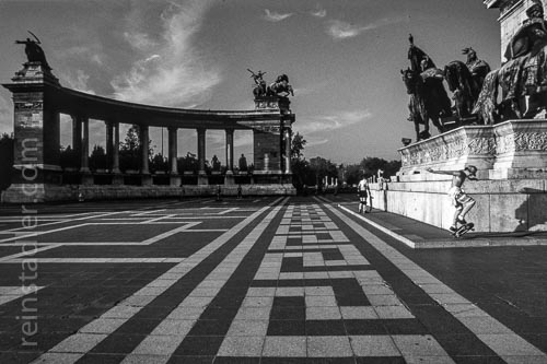  Der Heldenplatz in Budapest mit Skatern.