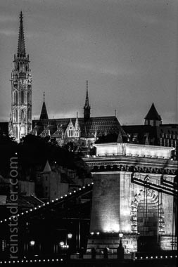  Die Matthiaskirche und die Kettenbrücke in Budapest an einem Sommerband.