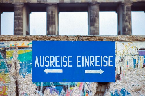  Hinweistafel für Ausreise und Einreise an der Berliner Mauer kurz nach Maueröffnung im Winter 1989.