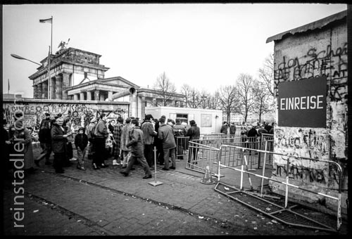  Der provisorische Grenzposten zur Einreise nach Ost-Berlin am Brandburger Tor.