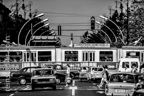  Straßenkreuzung mit Straßenbahn in Budapest.