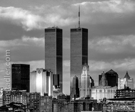  Das World Trade Center im Licht eines Sonnenaufgangs über New York, 1996.