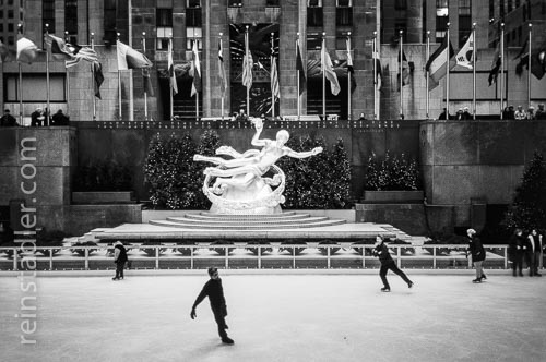  Schlittschuhlaufen vor dem Rockefeller Center, New York.