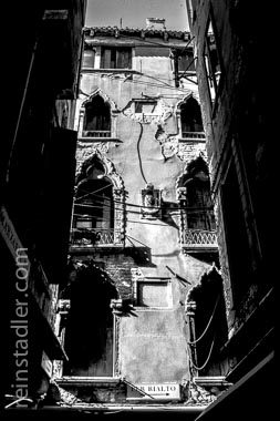  Alte Hausfassade in Venedig mit Schild „Per Rialto“, 1987.