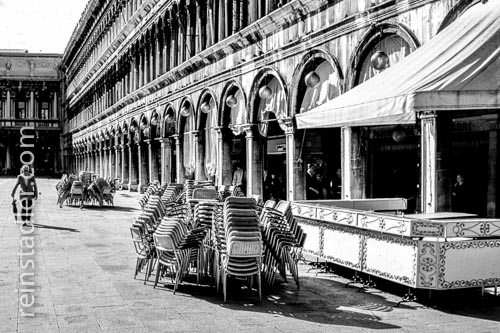  Ein Sommermorgen auf dem Markusplatz in Venedig,1987.